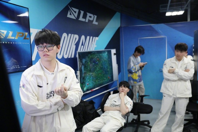 不敌WBG后IG发布赛场返图：折锋未折气，敛志更砺心